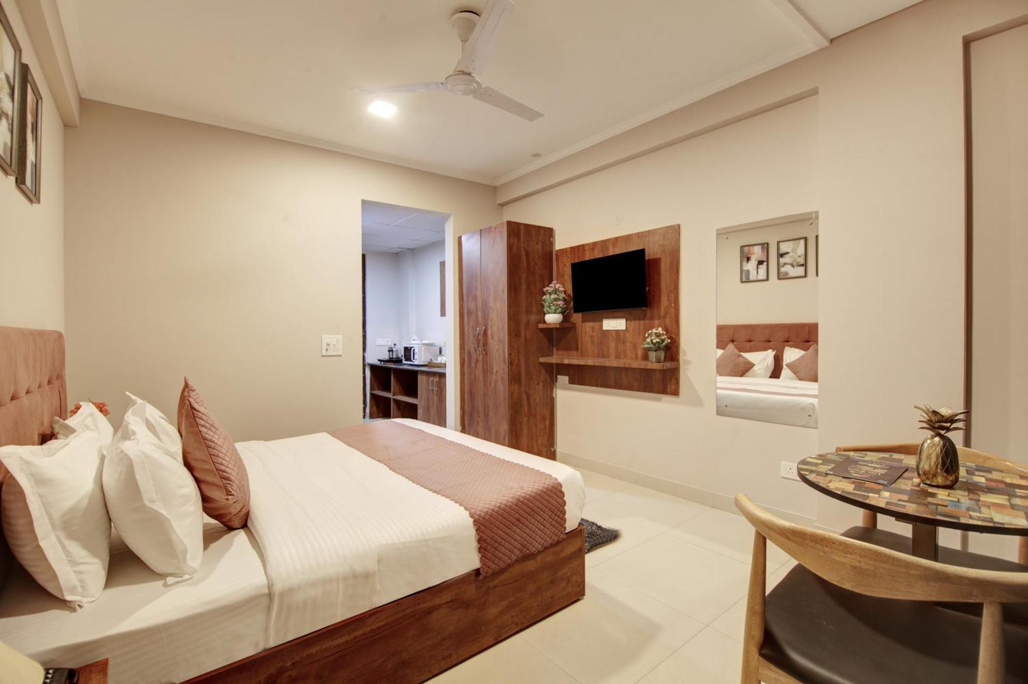 Limewood Stay - Executive Huda City Center Gurgaon Exteriör bild
