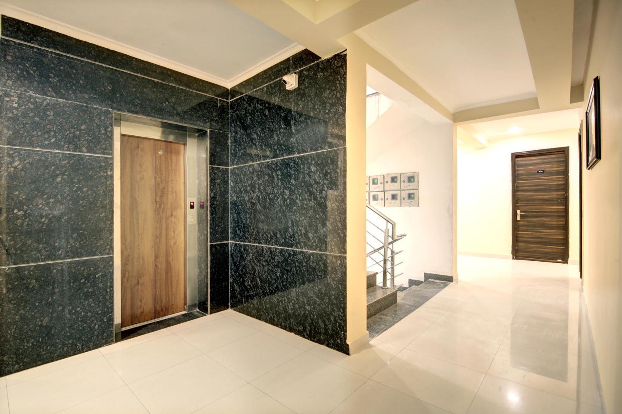 Limewood Stay - Executive Huda City Center Gurgaon Exteriör bild